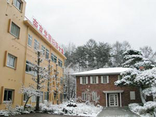 帝京学園短期大学冬の校舎