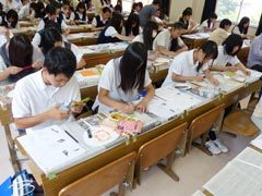 模擬授業で課題に取り組む